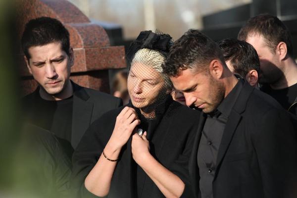 OVA DEVOJKA JE IZGUBILA KALENDAR: Usred Jelenine žalosti za majkom, OGLASILA SE i priča o DUŠKOVOJ PREVARI!