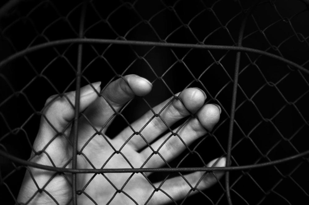 PORAŽAVAJUĆE ČINJENICE: Više od polovine žrtava trgovine ljudima u Srbiji su MALOLETNICE!