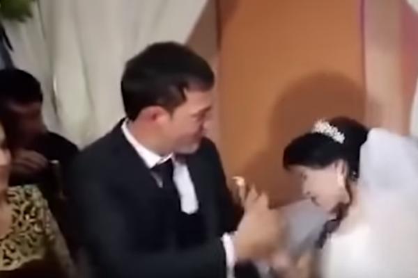 MLADOŽENJA OPALIO ŠAMARČINU MLADOJ: Ona se srušila, a gosti ŠOKIRANI! (VIDEO)