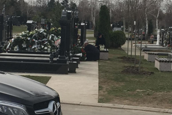 STAVILA CRVENU RUŽU NA GROB VOLJENE MAJKE: Jelena ZAVIJENA U CRNO došla na Divnin grob! Od nje se ne odvaja ONA!