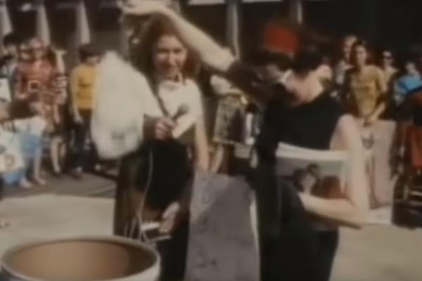 ZAŠTO DANAS TREBA DA BACITE SVOJ BRUSHALTER U KANTU? Ovako su se hrabre žene borile protiv svega što ih sputava