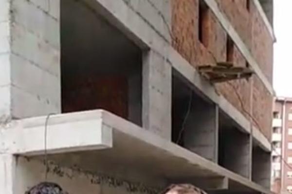 STRAVIČNA NESREĆA U SRPSKOM GRADU: DEVOJKA na koju je pao RADNIK ima PRELOM LOBANJE i KRITIČNO je! (VIDEO)