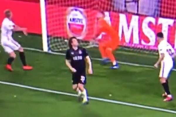 DAO GOL SEVILJI, A NIJE NI ZNAO GDE JE LOPTA: Dok je on gledao ka nebu, ona je završila iza golmanovih leđa!