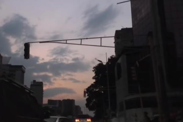 ČITAVA VENECUELA ZAVIJENA U TAMU: Širom zemlje NESTALO STRUJE, vlada to objasnila optužbama! (VIDEO)