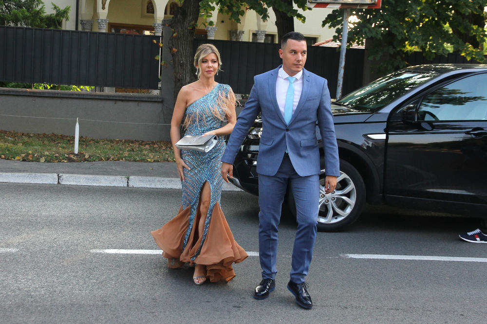 SVE OBAVILI NA BRZINU: Karićeva naslednica pre nekoliko dana saznala da je TRUDNA, a danas je vereniku rekla DA!