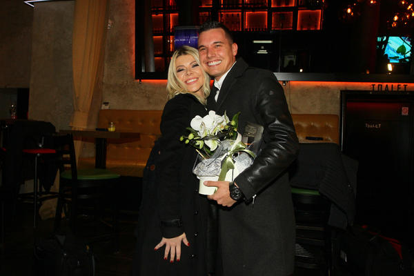 DANIJELA KARIĆ IZAŠLA IZ PORODILIŠTA: Muž Ivan Mileusnić NIKAD PONOSNIJI, blistaju od SREĆE