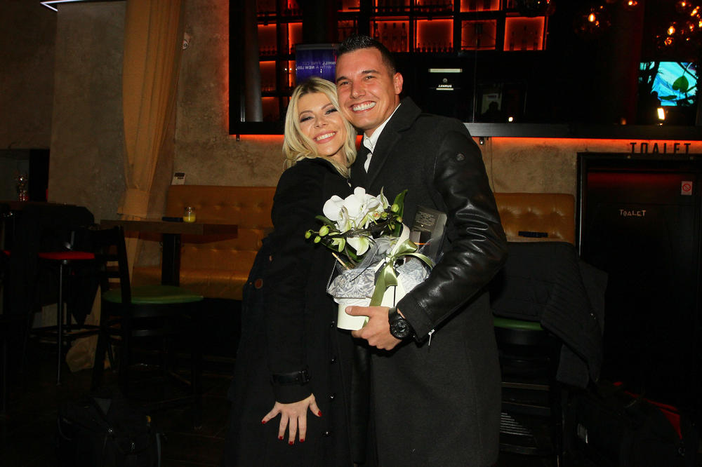 DANIJELA KARIĆ IZAŠLA IZ PORODILIŠTA: Muž Ivan Mileusnić NIKAD PONOSNIJI, blistaju od SREĆE