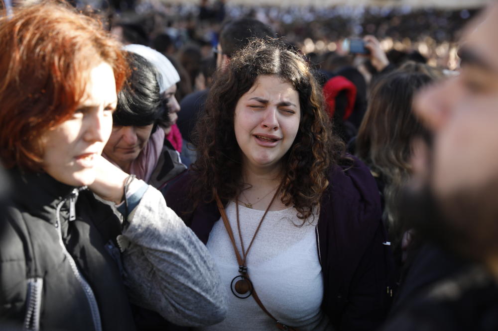 MUŠKARCI SU IH PLJUVALI I VREĐALI: Žene pokušale da se POMOLE ispred ZIDA PLAČA, završilo se sukobom!