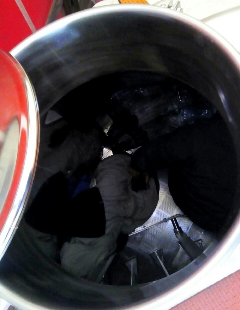 Migranti zatvoreni u uređaj za muljanje grožđa  