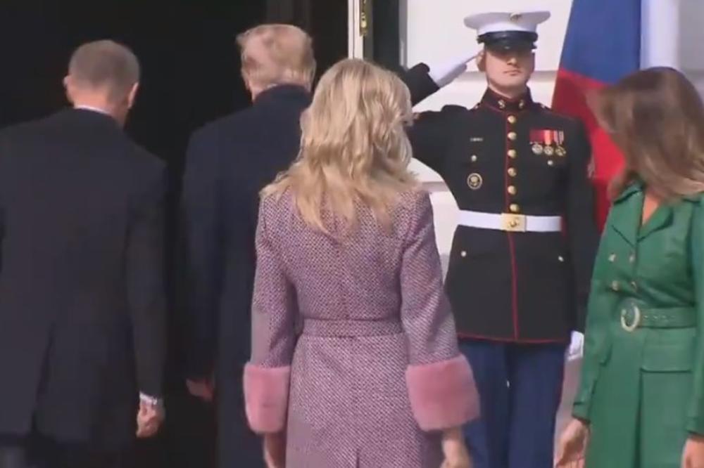 TRAMP PONIZIO MELANIJU: Kamere su snimile NEPRIJATAN TRENUTAK, prva dama je bila ZATEČENA (VIDEO)