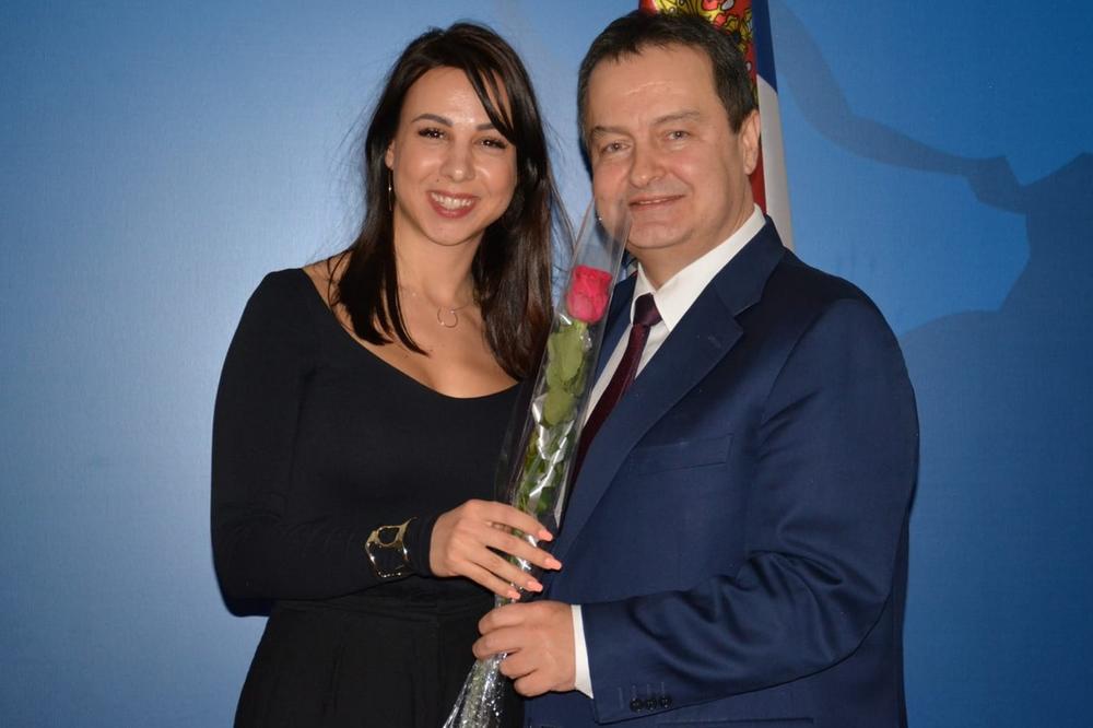 DAČIĆ JE ŽENAMA POKLONIO RUŽU, A ONE SU GA IZLJUBILE, SAV JE BIO CRVEN OD KARMINA! Ovako je u MSP obeležen Dan žena