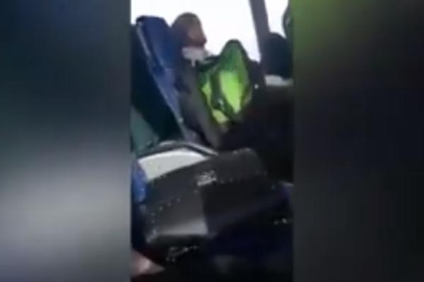 MUŠKARAC PRED PUNIM AUTOBUSOM POČEO DA ONANIŠE! Šok snimak zbog kog je SRBIJA ZANEMELA! (VIDEO)