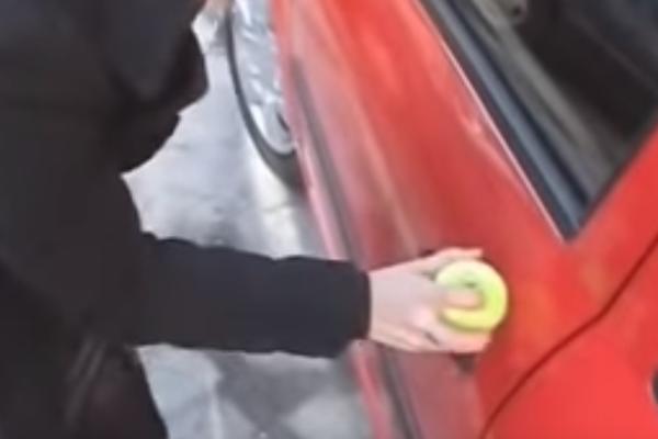 USPEO JE DA OTKLJUČA AUTO TENISKOM LOPTICOM: Niko ne veruje na koji način je to ODRADIO! (VIDEO)