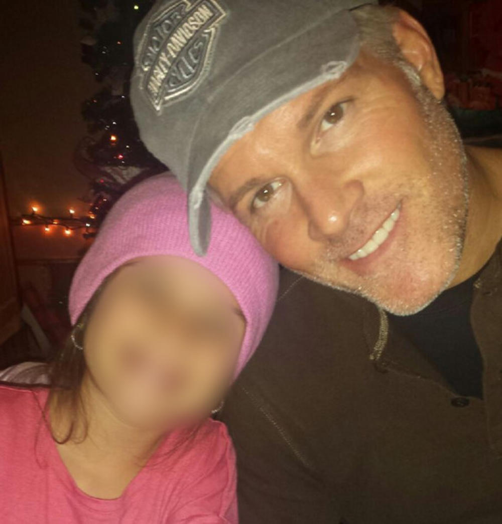 Frončak, koji je rastao u Čikagu, uz 'roditelje' Doru i Čestera, imao je deset godina kada je slučajno našao isečak iz novina u kome je pisalo da je kao beba bio otet!