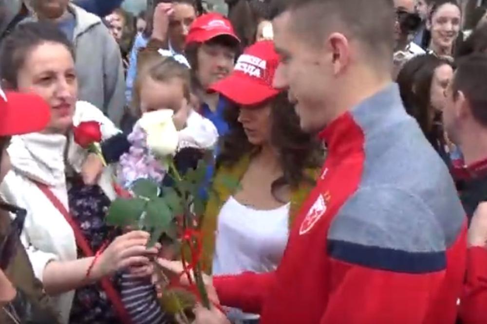 CRVENO-BELI KAVALJERI: Zvezdini prvotimci delili ruže damama za njihov praznik!