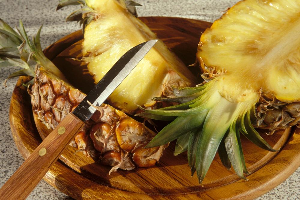 SVE VREME POGREŠNO SEČETE I JEDETE ANANAS: Ovako se to ZAISTA radi, pitaćete se DA LI JE OVO REALNO?! (VIDEO)