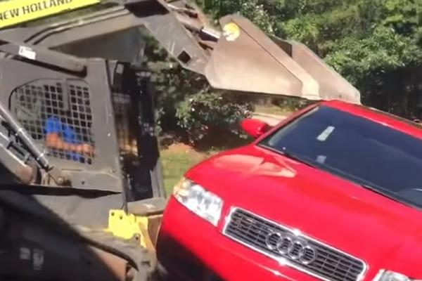 TATICA NIJE SREĆAN: Uhvatio je ćerku da radi one stvari u autu sa momkom, a o njegovoj kazni pričaju svi (VIDEO)