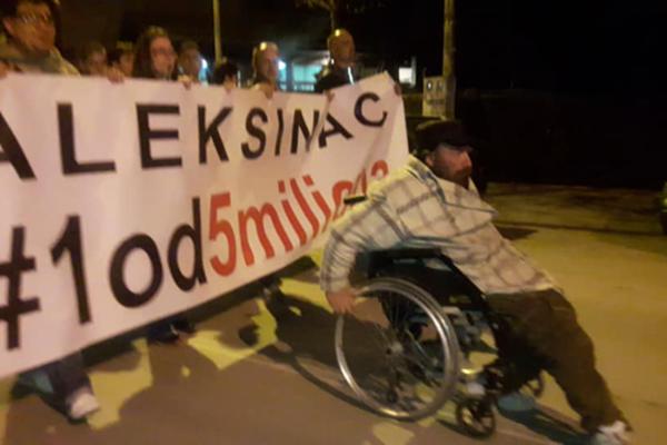 MILAN FILIPOVIĆ, IAKO JE PRIKOVAN ZA KOLICA, JEDAN JE OD PREDVODNIKA PROTESTA
