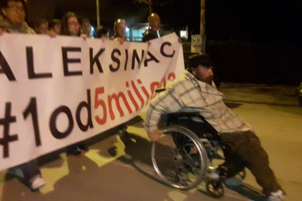 MILAN FILIPOVIĆ, IAKO JE PRIKOVAN ZA KOLICA, JEDAN JE OD PREDVODNIKA PROTESTA