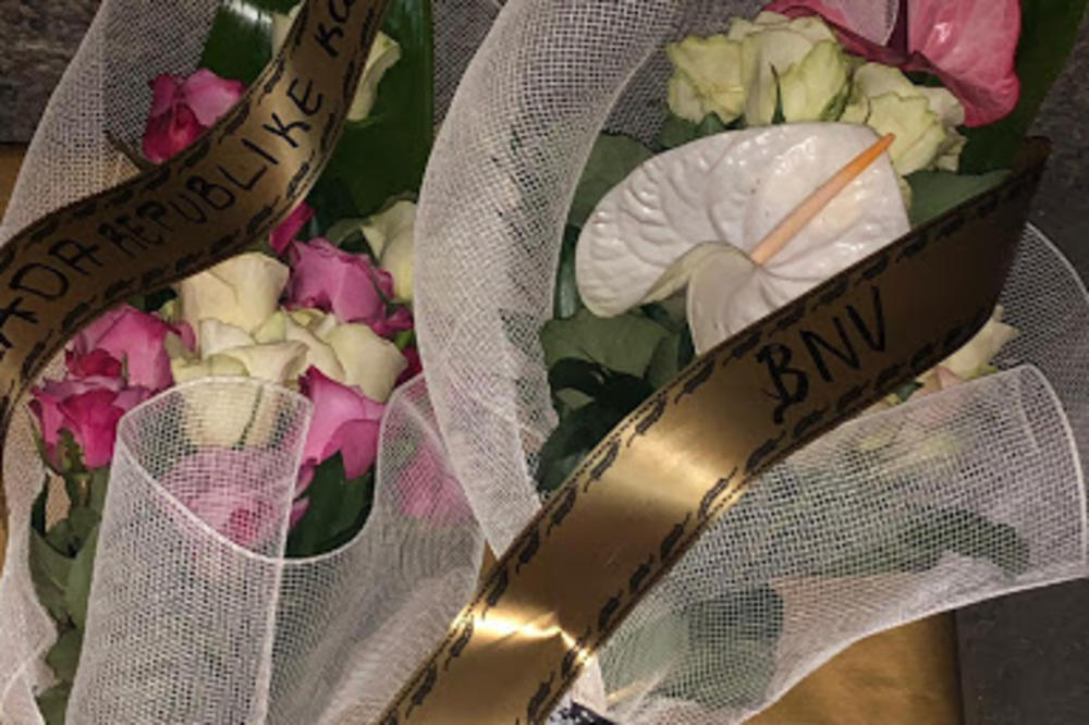 HARADINAJ POSLAO CVEĆE NA PROTEST OPOZICIJE U NOVOM PAZARU: Zaledićete se kad pročitate šta je napisano! (FOTO)