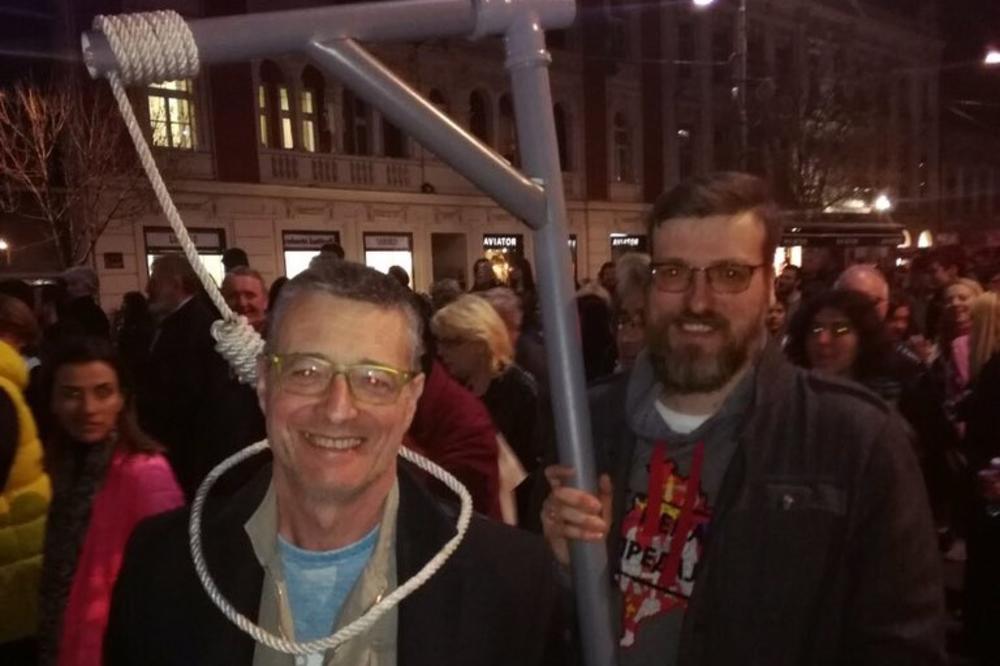 NOGO OBESIO SRĐANA DRAGOJEVIĆA: Bizarna scena na protestu opozicije (FOTO)