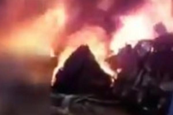 SRUŠIO SE PUTNIČKI AVION, NEMA PREŽIVELIH: Poginulo najmanje 12 ljudi! (VIDEO)