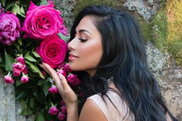 POZNATA AMERIČKA PEVAČICA RASPAMETILA IZGLEDOM: Bujni dekolte istakla u PRVI PLAN, a zatim pokazala kako TRENIRA!