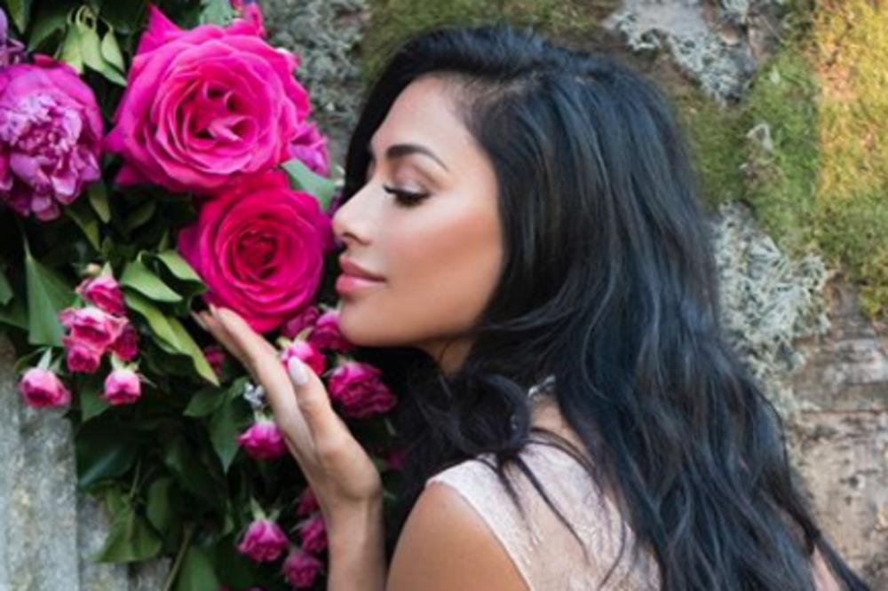 POZNATA AMERIČKA PEVAČICA RASPAMETILA IZGLEDOM: Bujni dekolte istakla u PRVI PLAN, a zatim pokazala kako TRENIRA!