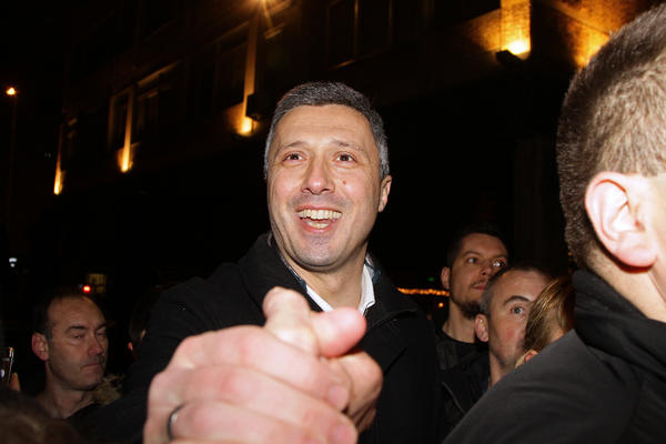 BOŠKO NA SEBI IMA SAMO BELI BADE MANTIL! Niko nikada nije video ovakvo izdanje lidera Dveri! (FOTO)