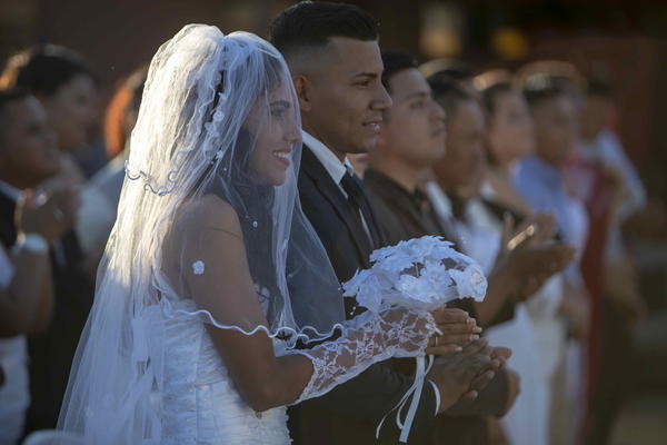 VEO NEKADA NIJE BIO NI BEO NI PROVID: Razlog zbog kog ga mlada nosi na venčanju je JEZIV