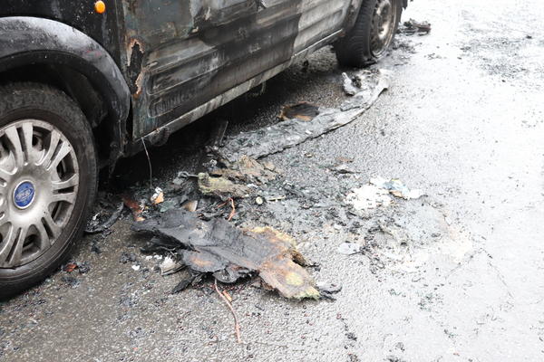TRAGEDIJA U BRODU: Vozilo potpuno IZGORELO nakon udarca u STABLO, vozač preminuo na putu do BOLNICE!
