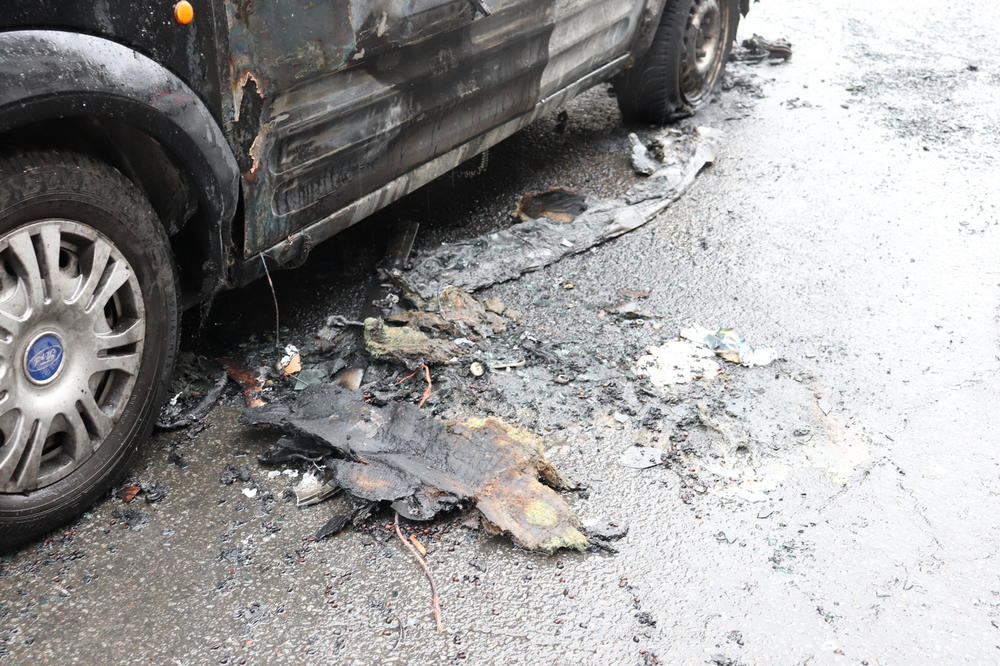 TRAGEDIJA U BRODU: Vozilo potpuno IZGORELO nakon udarca u STABLO, vozač preminuo na putu do BOLNICE!