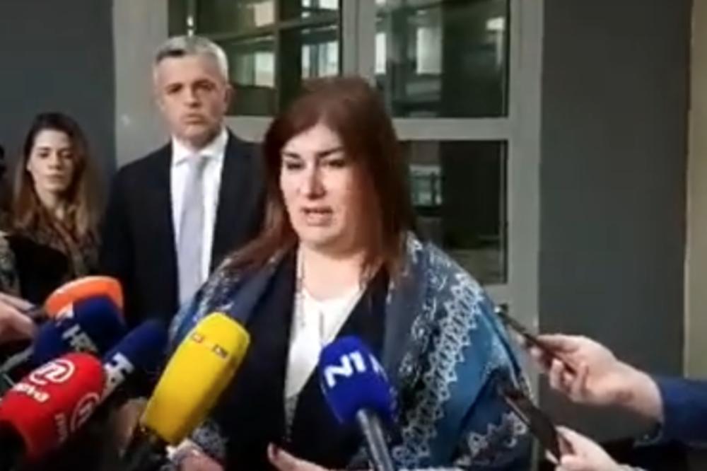 MINISTARKA KOJA JE SA NEVAŽEĆOM DOZVOLOM UDARILA DETE PONUDILA OSTAVKU: Pred novinarima je pustila suzu (VIDEO)