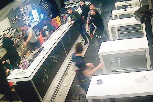 PRIMIO SAM 100 UDARACA U GLAVU, KOSTI LICA SU MI BILE SLOMLJENE: Stražara su bez ikakvog povoda brutalno pretukli