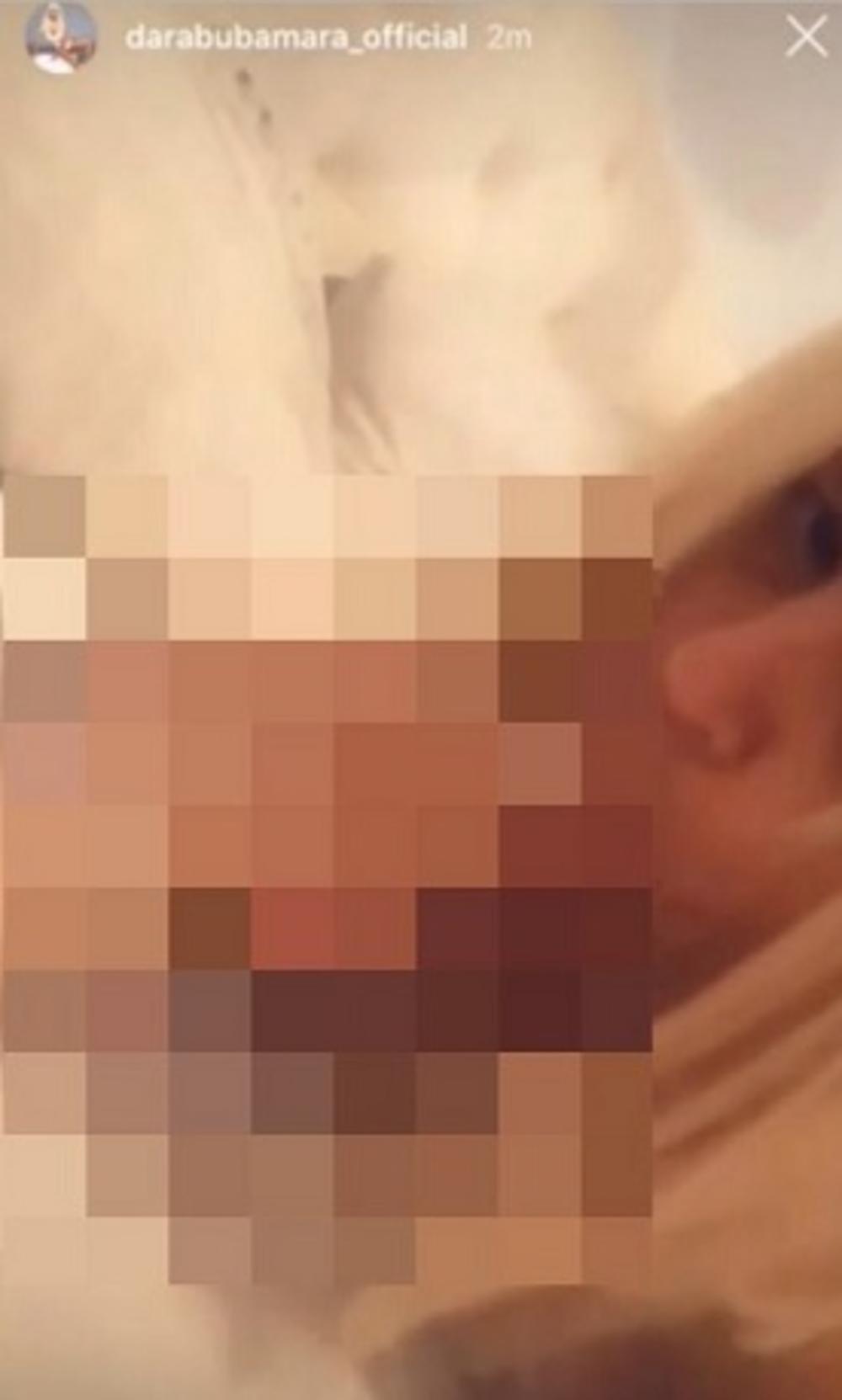 Dara u vreloj akciji sa vibratorom  