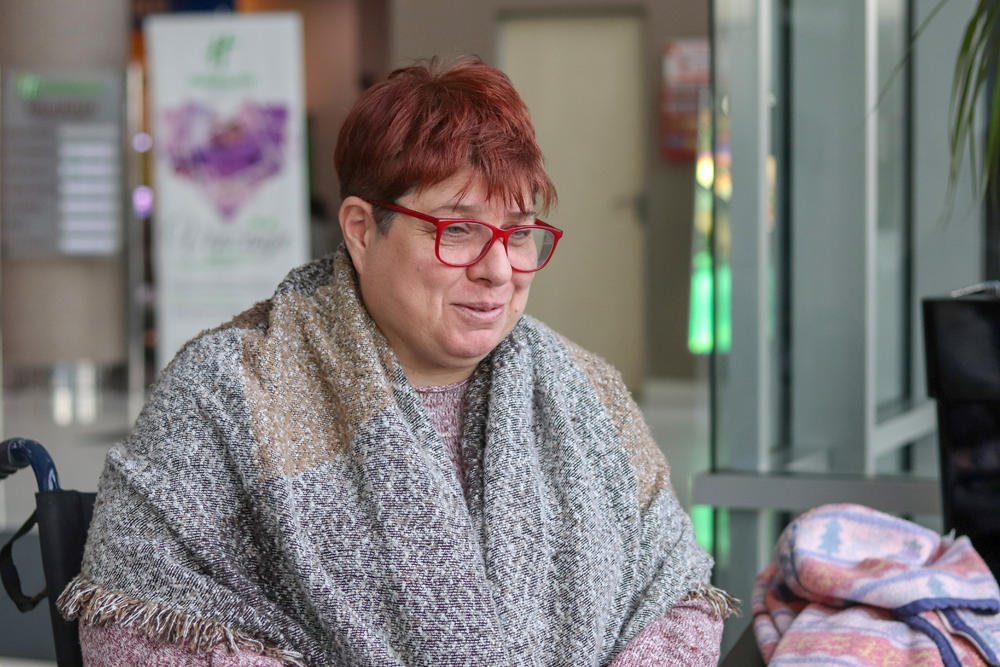 Njen životni moto jeste da  Lepa reč i gvozdena vrata otvara  