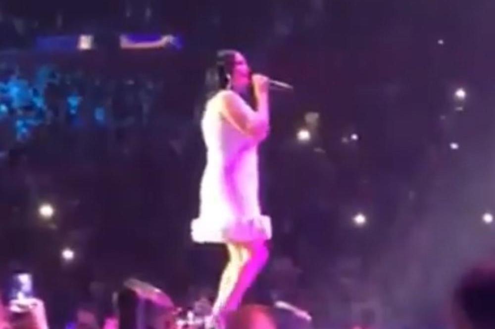 DŽINOVSKE GRUDI I OGROMNE OBLINE: Znate li da OVA SRPSKA PEVAČICA ima NAJVEĆE GRUDI na estradi?