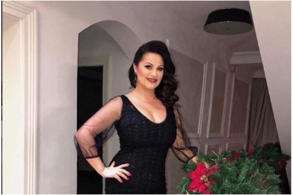 IZ USKE HALJINE, KIPELO NA SVE STRANE: Jana ima NAJVEĆE GRUDI na estradi, a OVO nije ni pokušala da SAKRIJE! (FOTO)