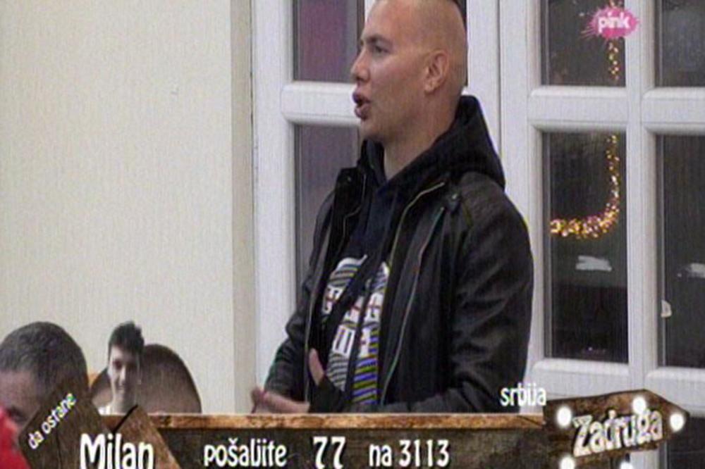 HISTERIČNI PRŽULJ! Mića Brendona šutnuo u leđa, a razlog će vas zapanjiti! (VIDEO)