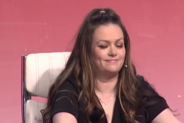 IVANA PETERS SE UŽIVELA U ULOGU U ZVEZDAMA GRANDA: Stavila naočare, pa počela da viče i imitira Jelenu Karleušu!