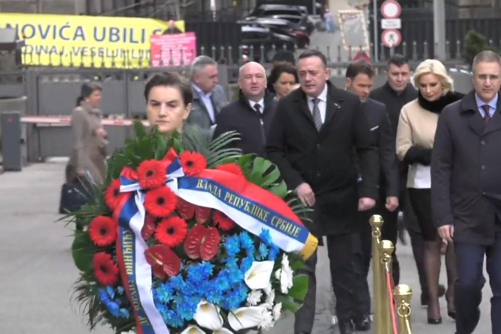 GODIŠNJICA UBISTVA ZORANA ĐINĐIĆA: Premijerka položila vence na mesto atentata (VIDEO)
