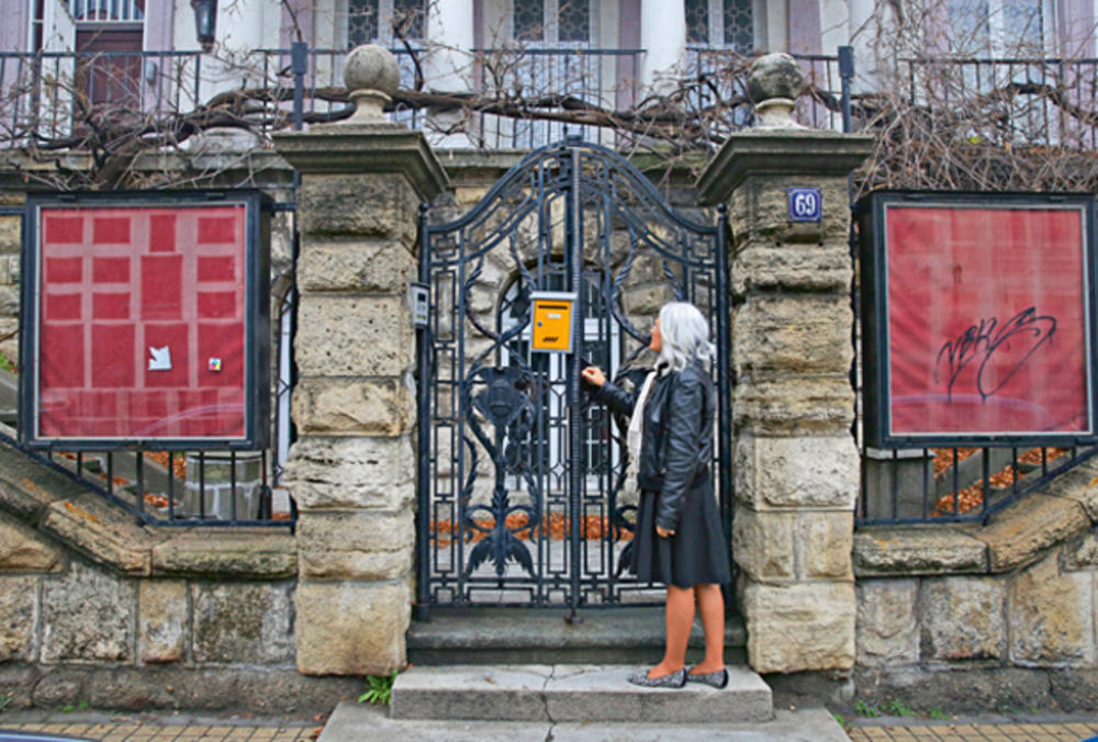 Biljana Stankov ispred kancelarija DS-a  