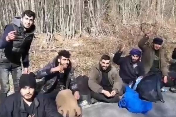 HRVATSKI POLICAJCI KAŽNJENI ZBOG ONOGA ŠTO SU URADILI MIGRANTIMA: Nagovorili su ih da grupno izgovore OVO (VIDEO)