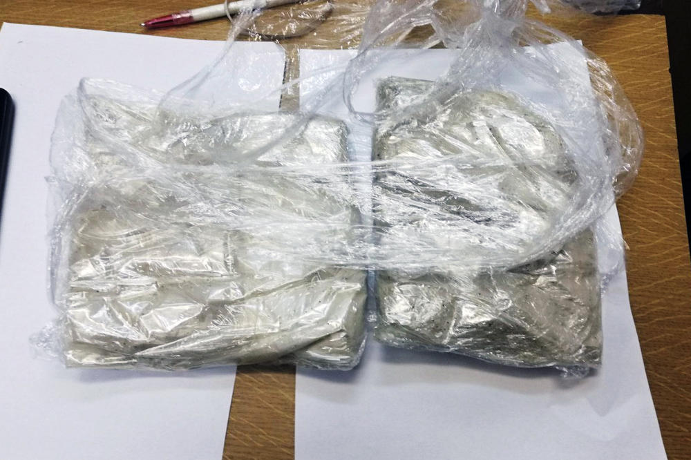 ŽENA JE NOSILA DROGU OKO STRUKA: S pola kilograma heroina ušla je u međugradski autobus (FOTO)