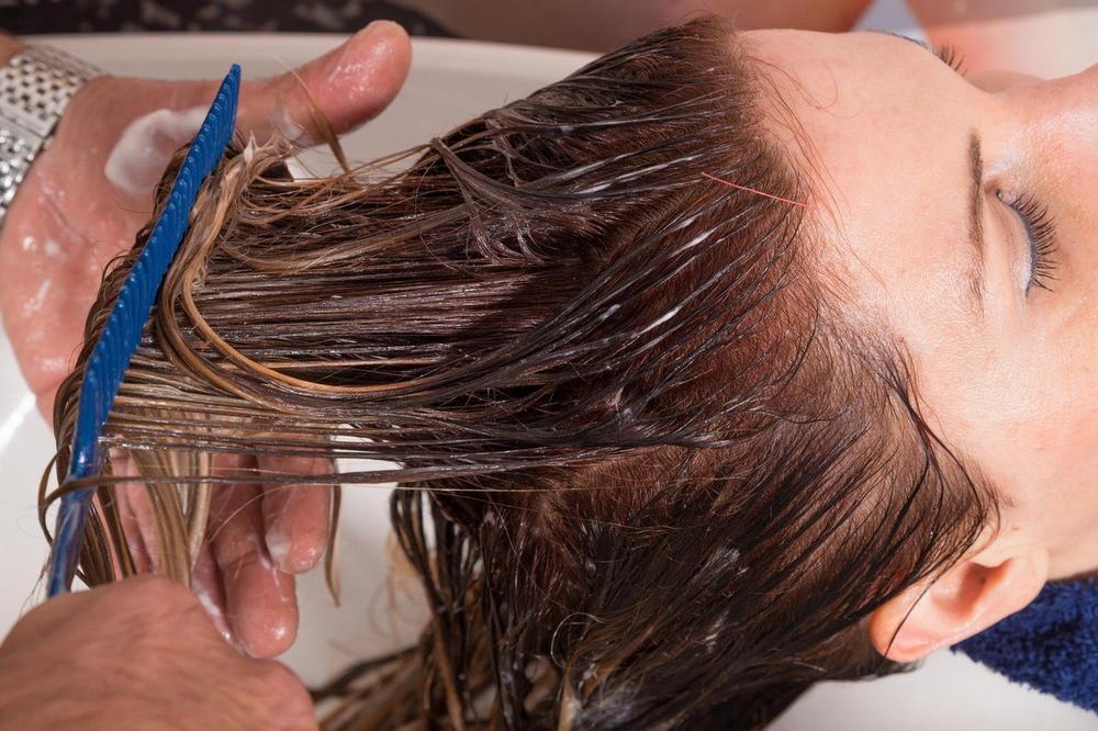 NAJBOLJE PRIRODNO SREDSTVO ZA BRŽI RAST KOSE: Pomešajte 2 sastojka i gledajte kako BUJA kao luda posle par pranja