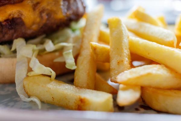 "MEŠAJU POMFRIT SA ŠEJKOM, A BURGER...": Šok ISPOVEST iz poznatog lanca brze hrane, jedna stvar će vam se SMUČITI