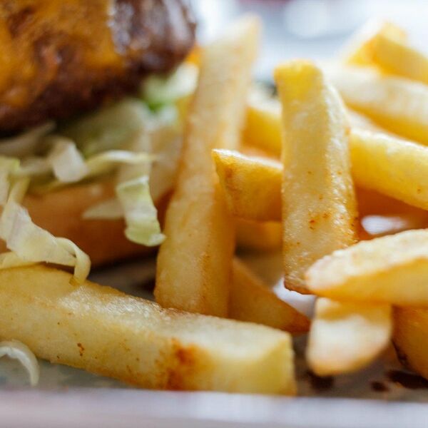 "MEŠAJU POMFRIT SA ŠEJKOM, A BURGER...": Šok ISPOVEST iz poznatog lanca brze hrane, jedna stvar će vam se SMUČITI