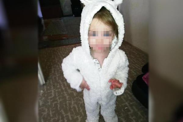 UŽASNA TUGA U SELU KOD PLANDIŠTA: Sahranjena mala Lea (2) koja se utopila u dvorištu, otac i majka jecali kraj rake