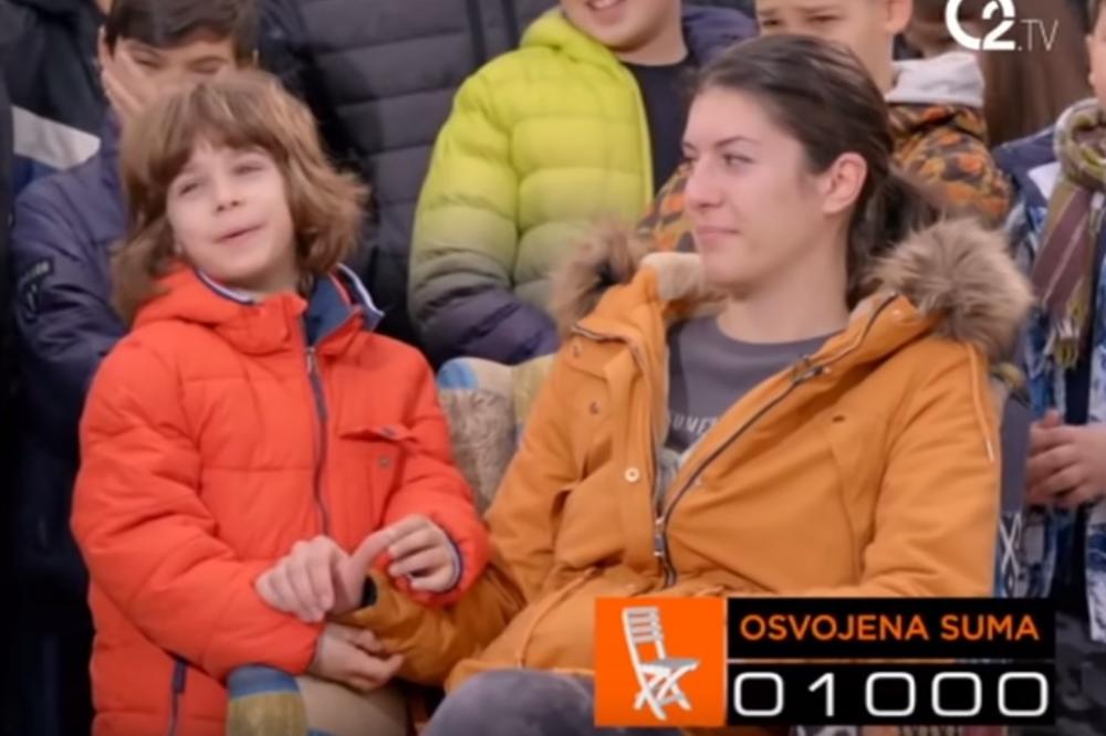 MOJ TATA VOLI DA GLEDA GOLE ŽENE: Mali Mihajlo (6) je druknuo ćaleta na televiziji i postao ZVEZDA! (VIDEO)