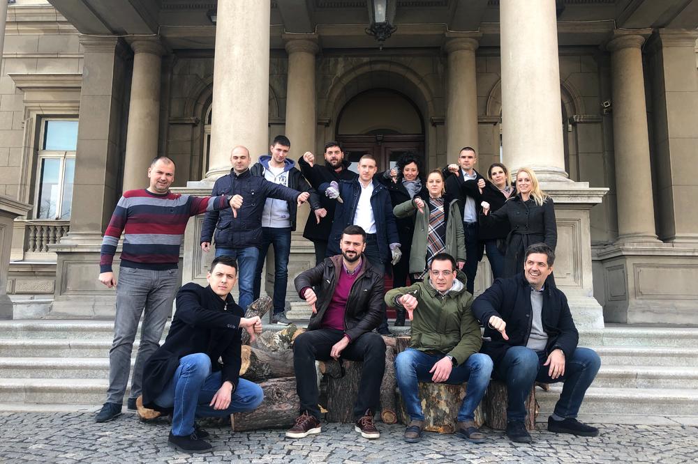 POSEČENA STABLA S KALEMEGDANA ODNELI PRED SKUPŠTINU GRADA: Iz ove opštine su im poslali jasnu poruku (FOTO)